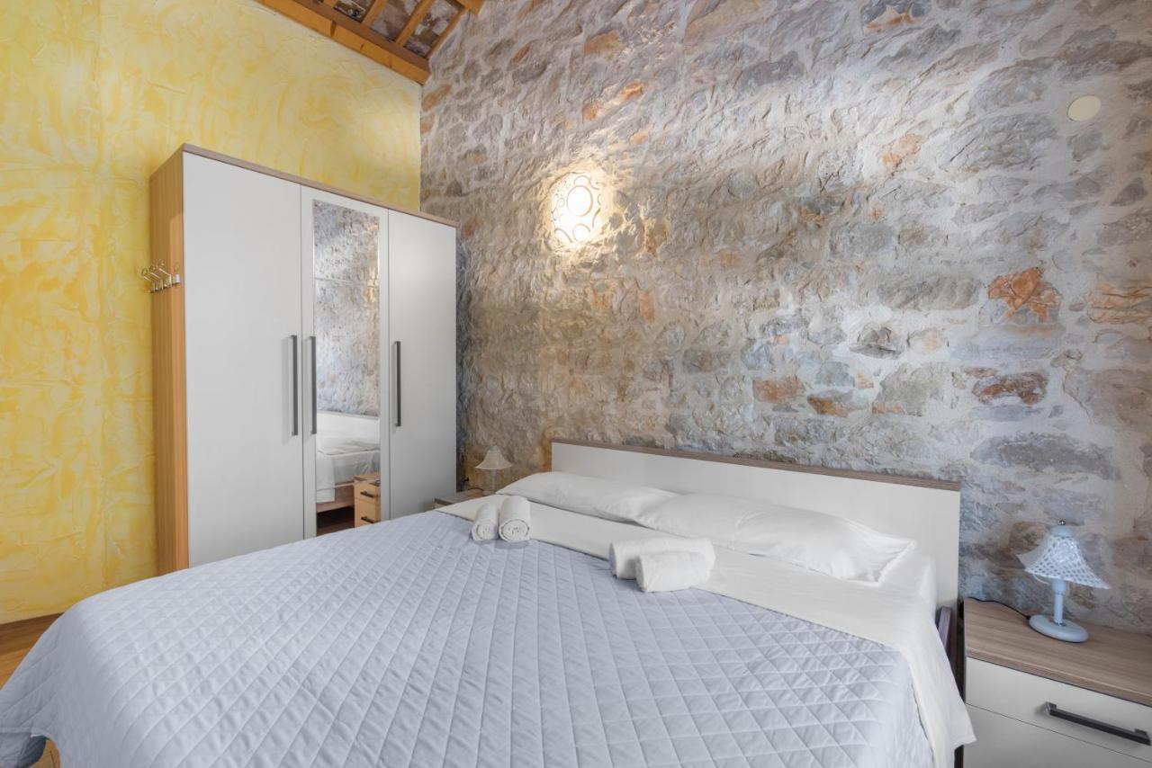 Antonci-18, Pool, 3 Houses, Jacuzzi, Private Territory Villa *
