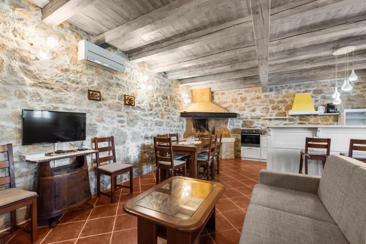 Antonci-18, Pool, 3 Houses, Jacuzzi, Private Territory *