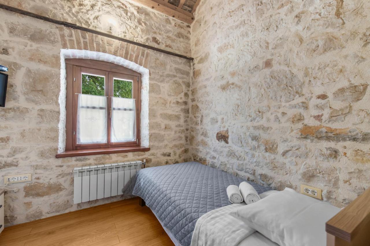 Antonci-18, Pool, 3 Houses, Jacuzzi, Private Territory * Antonci (Porec)